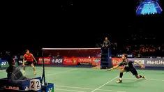 Tunggal putra Jepang, Kento Momata saat berhadapan dengan pebulutangkis Denmark Jan O Jorgensen di final BCA Indonesia Open Superseries Premier 2015 di Jakarta, Minggu (7/6/2015). Kento menang 16-21, 21-19, 21-7. (Liputan6.com/Andrian M Tunay)
