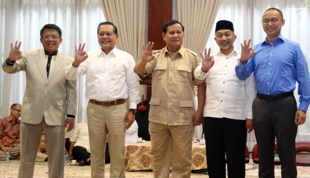 Ketum Partai Gerindra Prabowo Subianto foto bersama Presiden PKS Sohibul Iman, Sekjen PAN Eddy Soeparno serta pasangan Cagub Jabar dari Partai Koalisi Asyik, Sudrajat - Ahmad Syaikhu saat pertemuan di Jakarta, Kamis (1/3). (Liputan6.com/Johan Tallo)