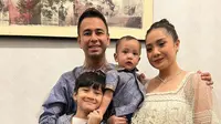 Momen Raffi Ahmad dan Nagita Slavina kondangan ke pernikahan Kaesang Pangarep dan Erina Gudono. (Sumber: Instagram/raffinagita1717)