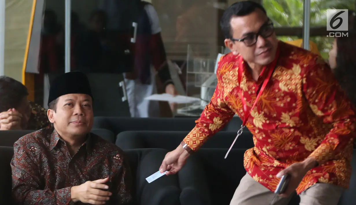Wakil Ketua DPR Bidang Keuangan Taufik Kurniawan (kiri) menunggu pemeriksaan di Gedung KPK, Jakarta, Jumat (2/11). Taufik menjalani pemeriksaan perdana pascaditetapkan sebagai tersangka oleh KPK. (Merdeka.com/Dwi Narwoko)