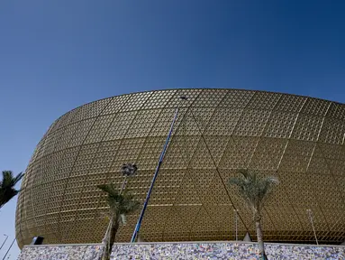 Pemandangan umum Lusail Stadium di pinggiran ibu kota Qatar, Doha, 28 Maret 2022. Stadion berkapasitas 80 ribu penonton ini akan menjadi tuan rumah final Piala Dunia 2022 pada bulan Desember mendatang. (GABRIEL BOUYS/AFP)