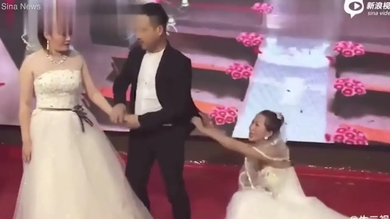 wanita datang ke pernikahan mantan pakai gaun pengantin