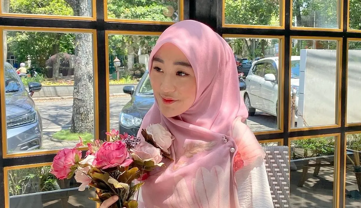 Meski sering pakai gamis, gayanya tetap memesona. Ia juga lebih sering tampil dengan busana yang memiliki lembut seperti warna pastel. Salah satunya warna merah muda. (Liputan6.com/IG/@larissachou)