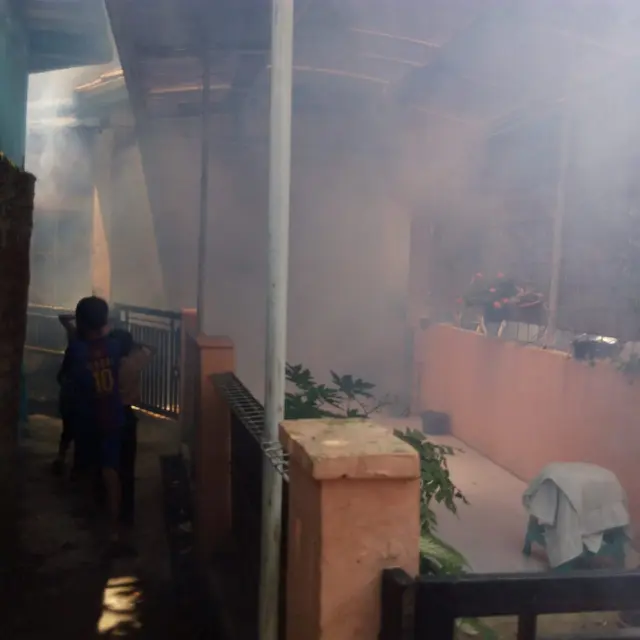 Proses Fogging salah satu rumah warga di Kabupaten Garut, Jawa Barat
