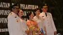 Gubernur dan Wagub DKI Jakarta berpose dengan pasangan masing-masing bersama Ketua Umum PDIP Megawati Soekarnoputri usai acara pelantikan Wakil Gubernur DKI Jakarta, Rabu (17/12/2014). (Liputan6.com/Herman Zakharia)