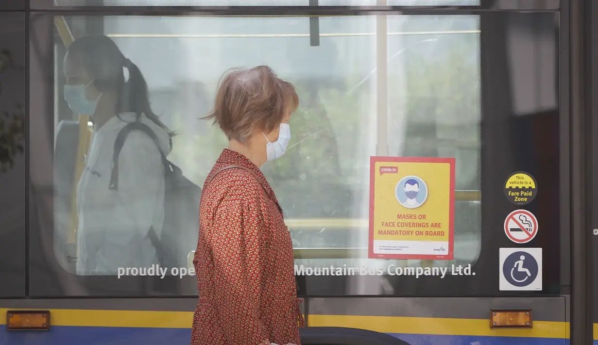 Seorang wanita memakai masker bersiap menaiki bus di Vancouver, British Columbia, Kanada (24/8/2020). Siapa pun yang berada di bus, kapal, atau kereta api TransLink atau BC Transit, serta penumpang kapal BC Ferries wajib memakai masker untuk menghentikan penyebaran COVID-19. (Xinhua/Liang Sen)