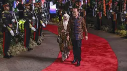 Perdana Menteri Malaysia Anwar Ibrahim, kanan, dan istrinya Wan Azizah Wan Ismail tiba untuk menghadiri Gala Dinner KTT ke-43 ASEAN di Hutan Kota GBK, Jakarta, Rabu (6/9/2023). (Mast Irham/Pool Photo via AP)