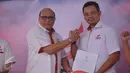 Ketua Umum DPP Kibar,  Toto Dirgantoro (kiri) berpose pada peresmian KIBAR di kawasan, Menteng Jakarta Pusat, (17/01/16). Acara ini didatangi oleh para petinggi kibar dan para simpatisannya. (Liputan6.com/Faisal R Syam)