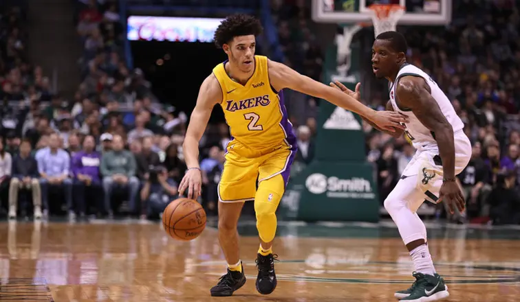 Rookie LA Lakers, Lonzo Ball (kiri) saat melawan Bucks (Twitter Lakers)