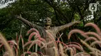 Patung Kosmonaut Rusia Yuri Alekseyevich Gagarin atau akrab disebut Yuri Gagarin yang diletakkan di Taman Mataram, Kebayoran Baru, Jakarta, Minggu (14/3/2021). Pemerintah Rusia menghadiahkan patung itu kepada pemerintah Indonesia sebagai simbol persahabatan kedua negara. (Liputan6.com/Faizal Fanani)