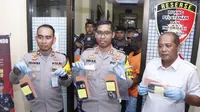 Kapolres Situbondo AKBP Dwi Sumrahadi Rakhmanto  tunjukan barang bukti  yang berhasil disita dari tersangka dalam konfrensi Pres di Mapolres Situbondo (Istimewa)