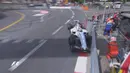 Pebalap Williams, Felipe Massa, menabrak dinding pembatas saat latihan bebas pertama F1 GP Monako, Kamis (26/5/2016). (Bola.com/Twitter/F1)