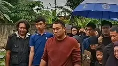 Presenter Gilang Dirga tengah berduka atas wafatnya sang ayah, Wendy Indra bin M. Yasin, yang meninggal dunia pada Selasa (30/12/2025) dini hari setelah bertahun-tahun berjuang melawan penyakit jantung. Kondisi kesehatan almarhum terus menurun sejak serangan jantung beberapa tahun lalu, berdampak...