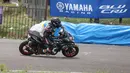 Bagi Eca, bersaing dengan laki-laki bukan lah hal baru. Dia sudah sering merasakannya dan menganggap persaingan dengan rider laki-laki layaknya ujian adrenaline untuk meningkatkan mental balapannya. (Bola.com/Abdul Aziz)