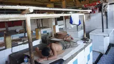 Warga menggunakan kios sebagai tempat tidur di Pasar Cipete Jakarta, Sabtu (10/8/2019). Rencana revitalisasi 21 pasar tradisional di Jakarta yang ditargetkan rampung pada 2021 terancam molor lantaran hingga kini status lahan pasar masih dalam proses perubahan sertifikasi. (Liputan6.com/Angga Yuniar)