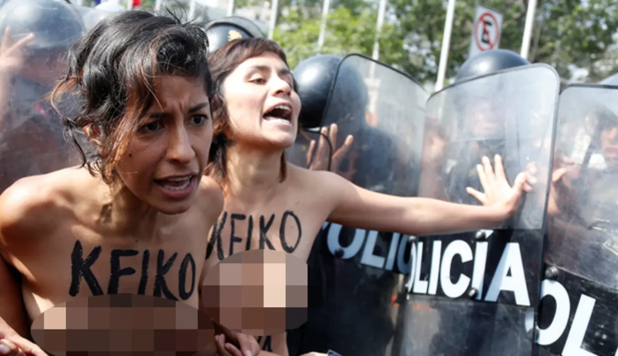 Dua Aktivis pendukung legalisasi aborsi melancarkan aksi bugil saat protes di Lima, Peru, (19/5/2016). Mereka menyatakan protes terhadap calon presiden Peru, Keiko Fujimori. (REUTERS/Janine Costa)