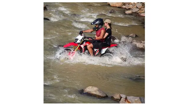 7 Potret Ibnu Jamil dan Ririn Ekawati saat Touring dengan Motor Trail, Seru Banget