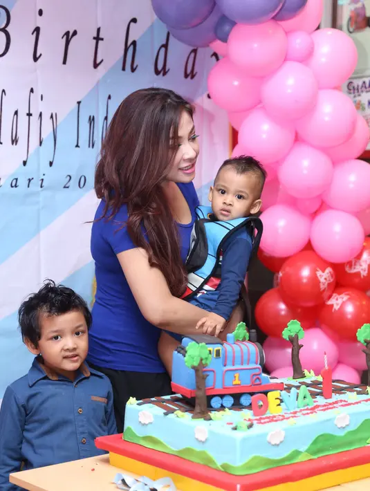 Satu ruangan dihias dengan warna warni keceriaan, dilengkapi tokoh kartun Thomas. Tema Play Land acara ulang tahun Deva digelar disebuah rumah makan cepat saji di daerah Kemang, Jakarta Selatan, Minggu (14/2/2016). (Andy Masela/Bintang.com)
