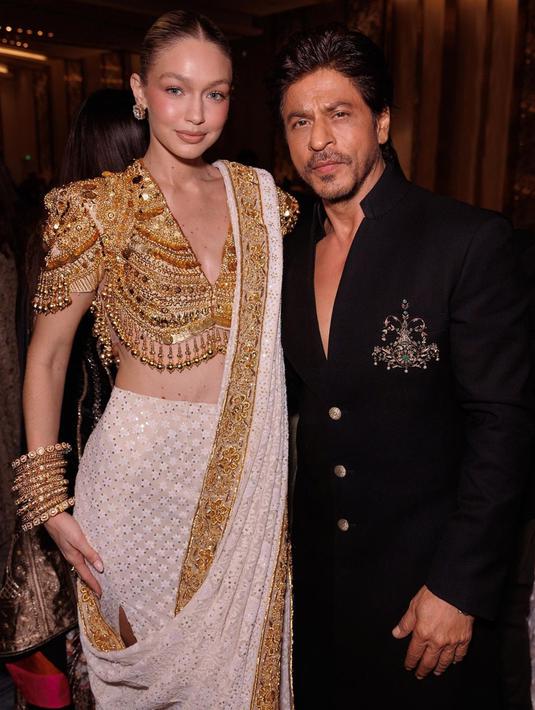 Potret Gigi bersama Shah Rukh Khan yang diunggahnya di Instagram pun sempat menghebohkan India. Acara hari ke-2 NMACC itu berlangsung mewah. Dalam upacara pembukaan itu dapat disaksikan selebritas nasional dan internasional terkenal menghiasi karpet merah untuk pameran India In Fashion. (Liputan6.com/IG/@gigihadid)