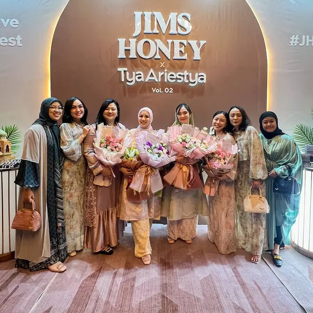 6 Potret Artis di Launching Produk Kolaborasi Tya Ariestya