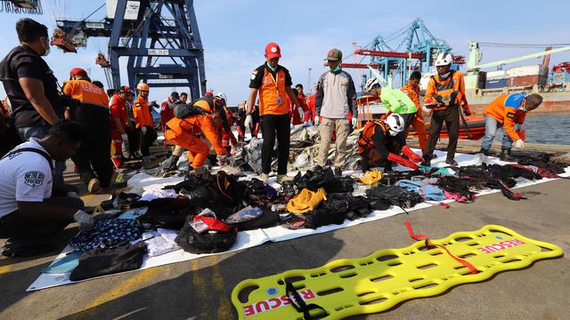 Melihat Sisa Barang Penumpang Lion Air Jatuh