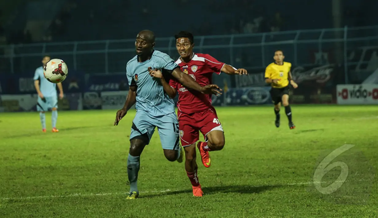 Pemain Belakang Persela, David Pagbe saat berebut bola dengan pemain Arema Dendy Santoso di SCM Cup 2015, Stadion Kanjuruhan Malang, selasa (20/1/2015). Arema Cronus menang 2-1 atas Persela Lamongan.(Liputan6.com/Faizal Fanani)