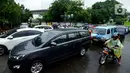 Kondisi lalu lintas di kawasan Cawang-Uki, Jalan DI Panjaitan, Jakarta, Selasa (25/2/2020). Hujan yang mengguyur Jakarta sejak dini hari tadi membuat kawasan tersebut terendam banjir sekitar satu meter. (merdeka.com/Imam Buhori)