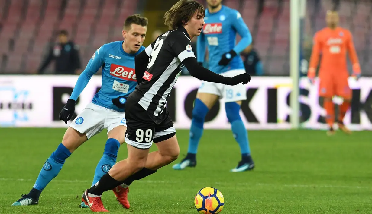 Pemain Udinese, Andrija Balic (kanan) berusaha mengecoh pemain Napoli, Piotr Zielinski pada laga Coppa Italia di San Paolo stadium, Naples, (19/12/2017). Napoli menang 1-0.  (Ciro Fusco/ANSA via AP)