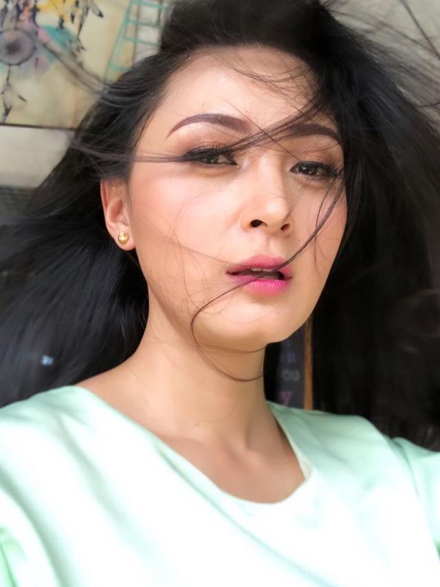 6 Potret Terbaru Della Puspita, Tetap Awet Muda di Usia 40 Tahun - Hot