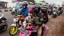 Seorang anak tertidur saat mudik menggunakan sepeda motor. (Liputan6.com/Angga Yuniar)