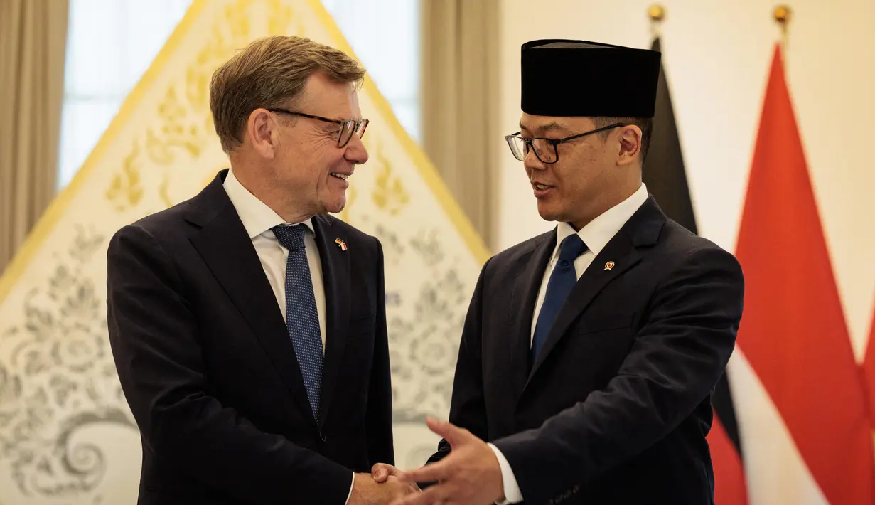Menteri Luar Negeri Indonesia Sugiono (kanan) menyambut kedatangan Menteri Luar Negeri Jerman Johann Wadephul di kantor Kementerian Luar Negeri, Jakarta, Rabu 20 Agustus 2025. (Yasuyoshi CHIBA/AFP)