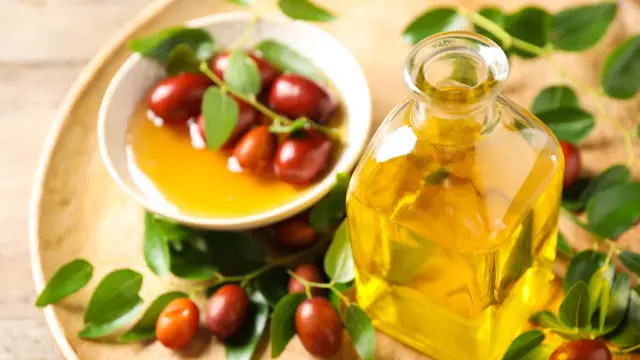 10 Minyak Alami untuk Rambut Rontok dan Panduan Penggunaan untuk Hasil yang Maksimal