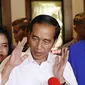 Presiden Joko Widodo memberi keterangan usai menonton film Dilan 1990 di Senayan City, Jakarta, Minggu, (25/2). Jokowi menilai film tersebut menunjukan industri kreatif tanah air berkembang dengan baik. (Liputan6.com/Angga Yuniar)