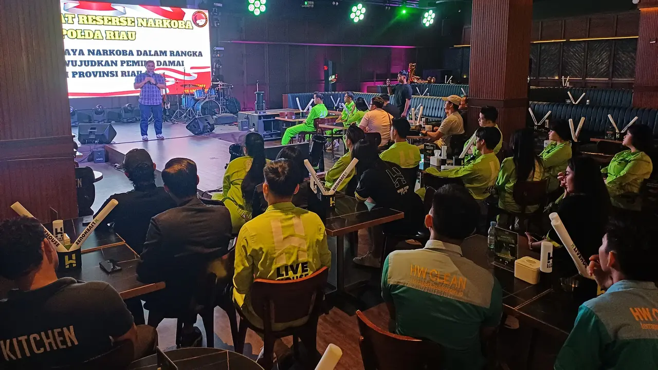 Sosialisasi bahaya narkoba oleh Polda Riau di salah satu tempat hiburan malam Pekanbaru.
