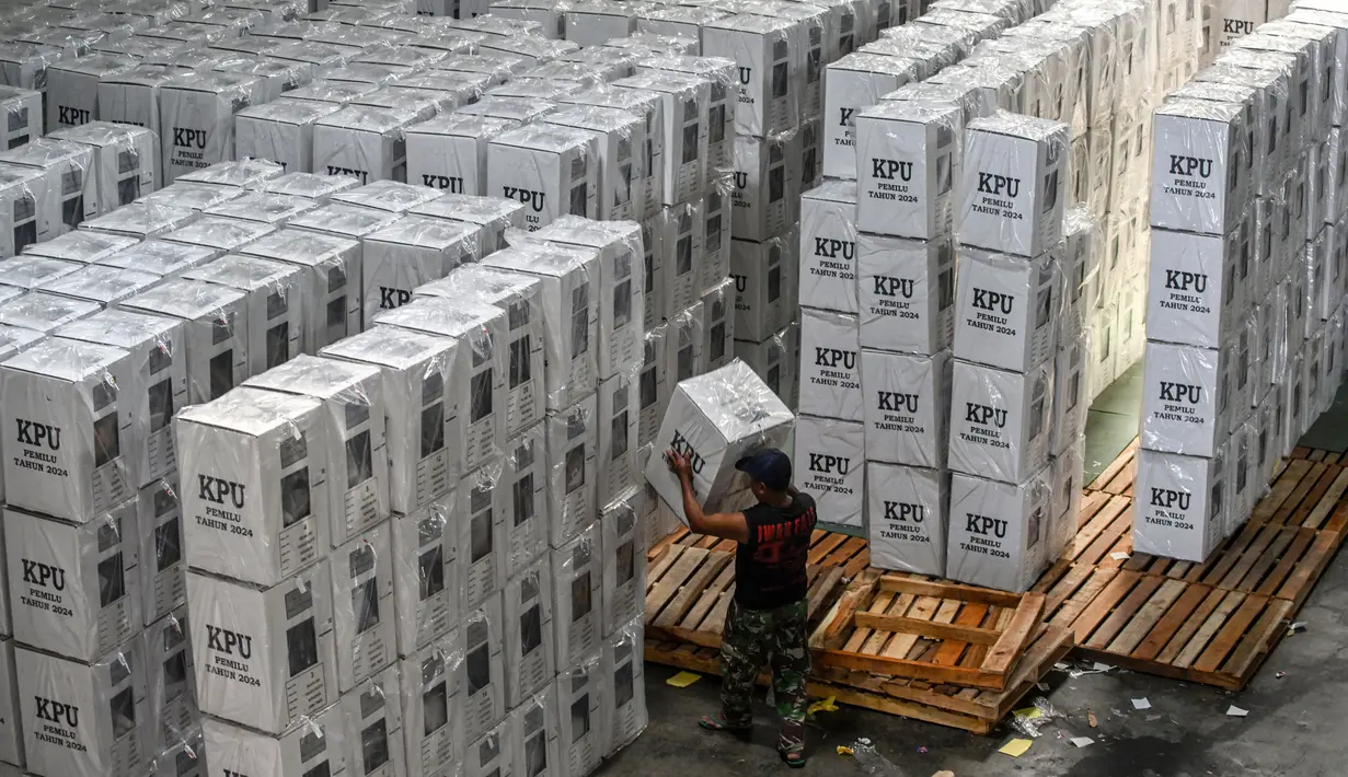 KPU Surabaya menargetkan pendistribusian logistik Pemilu 2024 ke Panitia Pemilihan Kecamatan (PPK) berjalan tepat waktu. (Juni KRISWANTO/AFP)