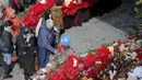 Sejumlah orang meletakkan bunga untuk mengenang korban jatuhnya pesawat maskapai Flydubai, di luar Bandara Rostov-on-Don, Rusia, Minggu (20/3). Insiden itu menewaskan seluruh penumpang dan kru yang berjumlah 62 orang (REUTERS/Maxim Shemetov)