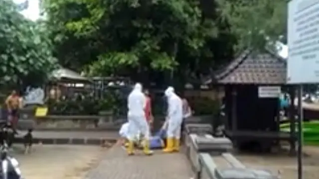 Jatuh Pingsan di Pinggir Pantai Shindu, Turis Jerman Bikin Geger