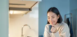 Ilustrasi perempuan mengikuti audisi online Bright Gas Cooking Competition 2026. (c) benzoix/Depositphotos