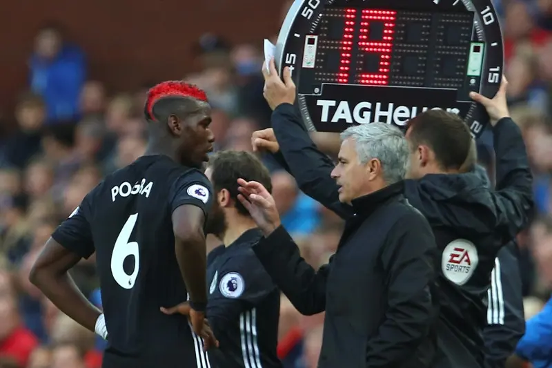 Paul Pogba dan Jose Mourinho. (AFP/Geoff Caddick)