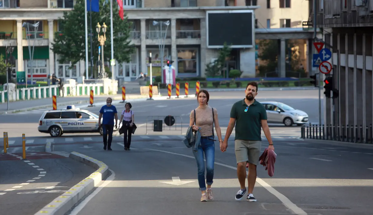 Warga berjalan di Victoriei Avenue, yang ditutup untuk kendaraan namun dibuka bagi pejalan kaki dan pesepeda pada akhir pekan, di Bucharest, Rumania, pada 7 Juni 2020. Setelah dua tahap penerapan langkah pelonggaran, warga Rumania kini menjalani "kehidupan seminormal". (Xinhua/Gabriel Petrescu)