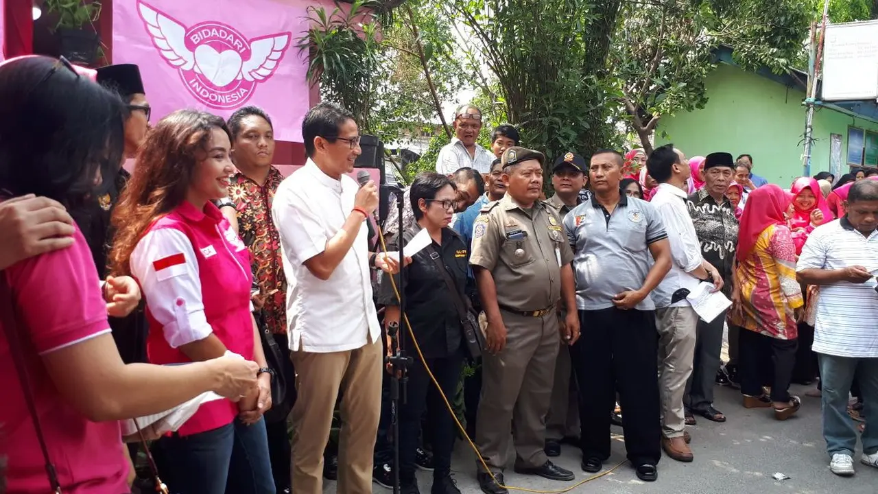 Wakil Gubernur DKI terpilih Sandiaga Uno menyapa warga di Kecamatan Johar Baru. (Rezki Apriliya Iskandar/Liputan6.com)