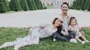Senyum kebahagiaan seakan terpancar dari wajah Ruben Onsu, Sarwendah, dan Thalia. Mereka terlihat seperti keluarga kerajaan saat berpose di Parc de Sceaux. (Foto: instagram.com/ruben_onsu)