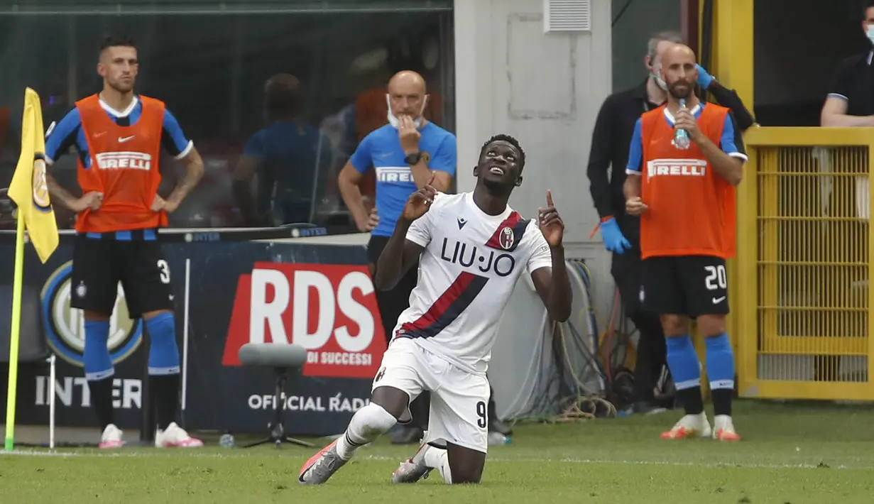Pemain Bologna, Musa Barrow, melakukan selebrasi usai membobol gawang Inter Milan pada laga Serie A di Stadion Giuseppe Meazza, Minggu (5/7/2020). Inter Milan kalah 1-2 dari Bologna. (AP/Antonio Calanni)