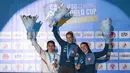 Atlet panjat tebing Polandia sekaligus juar pertama, Miroslaw Aleksandra berfoto bersama dengan atlet panjat tebing Indonesia, Desak Made Rita Kusuma (kiri) dan Atlet panjat tebing Polandia, Aleksandra Kalucka saat podium nomor speed putra Kejuaraan Dunia Panjat Tebing IFSC 2023 seri Jakarta melawan atlet panjat tebing China, Xinshang Wang di Lot 6, Kompleks Stadion Utama Gelora Bung Karno, Jakarta, Indonesia, Minggu (07/05/2023). (Bola.com/Bagaskara Lazuardi)