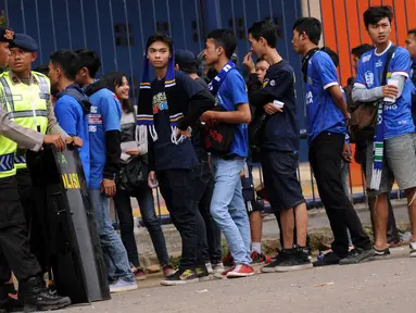 Suporter Persib rela antri panjang untuk menyaksikan laga Persib vs Mitra Kukar di Piala Bhayangkara di Stadion Si Jalak Harupat, Bandung, Kamis (17/3/2016). Laga Persib kontra Mitra Kukar berakhir imbang 1-1. (Liputan6.com/Helmi Fithriansyah)