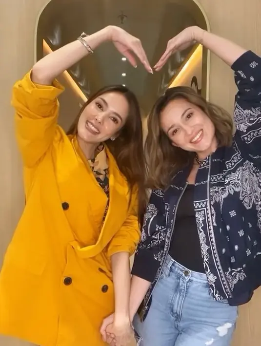 Berjarak usia 6 tahun, Cathy Sharon dan Julie Estelle memiliki hubungan yang sangat dekat, bahkan sampai tak ada satu pun rahasia. (FOTO: instagram.com/julstelle)
