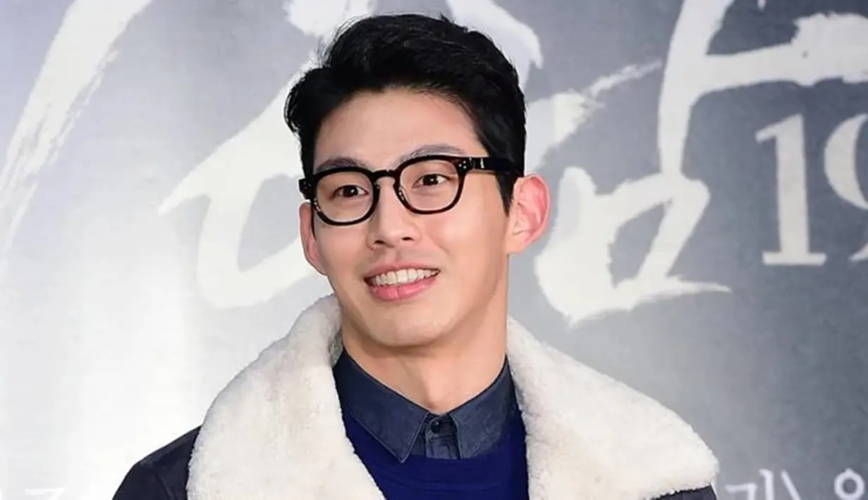 Aktor Choi Jung Won dikabarkan menjadi selingkuhan dari seorang wanita bersuami. Kabar mengenai dugaan perselingkuhan ini pun pertama kali diungkapkan oleh mantan reporter entertainment sekaligus YouTuber Lee Jin Ho. (Liputan6.com/Allkpop.com)