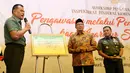 Panglima TNI Jenderal Gatot Nurmantyo memberikan sambutan usai mengisi plakat didampingi Menteri Agama Lukman Hakim Saifuddin pada acara Workshop Pengawasan Inspektorat Jenderal Kemenag di Jakarta, Rabu (31/05). (Liputan6.com/Fery Pradolo)