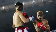 Rahul Pinem memenangkan sabuk WBC Silver Welterweight setelah mengalahkan Larry Siwu pada&nbsp;HSS Series 5 Jakarta di&nbsp;Indonesia Arena, Jakarta, Minggu (21/4/2024) malam WIB. (Bola.com/Bagaskara Lazuardi)