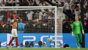 Bek Arsenal, Gabriel Magalhaes, gagal melakukan tugasnya sebagai eksekutor kelima dalam drama adu penalti melawan Paris Saint-Germain (PSG) di final Liga Champions 2025/2026, Sabtu (30/5/2026). Kegagalan itu memastikan PSG back to back juara Liga Champions. (Odd ANDERSEN / AFP)